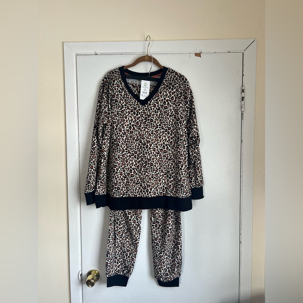 Aria Women's Cozy Leopard V Neck Pullover and Jogger Sleepwear Set Size Medium